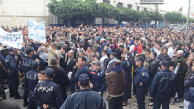 الجزائريون يخوضون حربا نفسية مضادة.. 'اتصل بأخيك في غزة..'