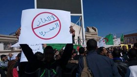 مناهضون للغاز الصخري يطالبون بقرار رئاسي لوقف التنقيب