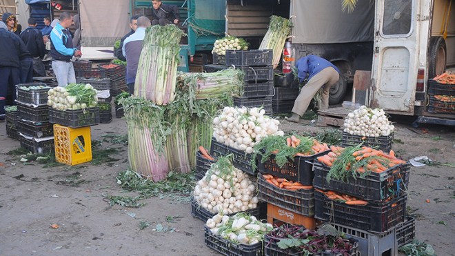 سوق الجملة للخضر والفواكه ببوڨرة يغرق في الفوضى وسوء التسيير