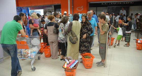 Des marées humaines sur les marchés à la veille du mois sacré