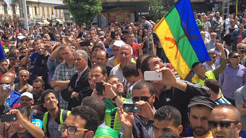 “ترسيم مساواة الأمازيغية بالعربية وتدريسها بالتيفيناغ”