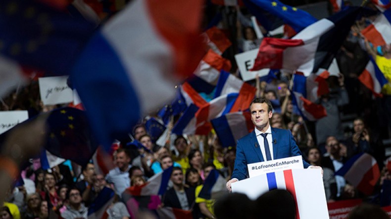 ماكرون في الجزائر بثوب المرشح الأوفر حظا