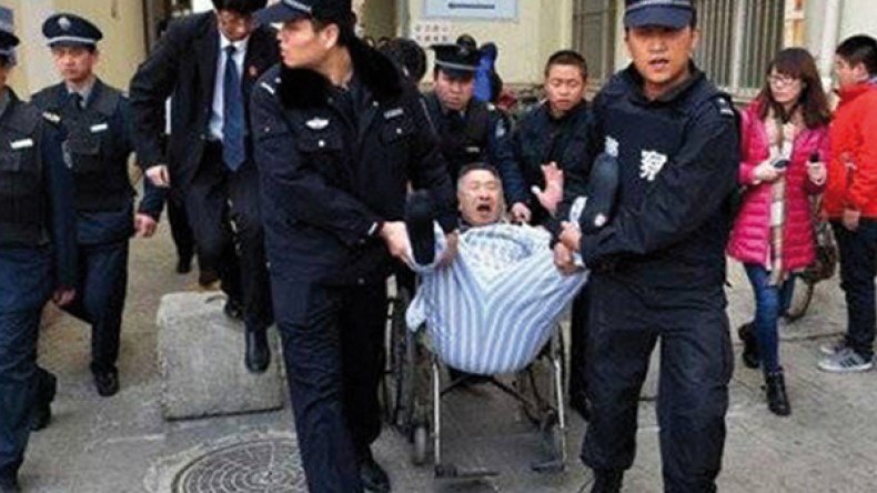 صيني يطرد من المشفى بعد 3 سنوات