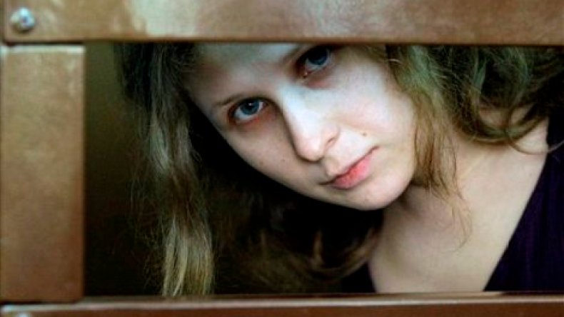 عضو بفرقة بوسي رايوت تسحب طلباً للإفراج عنها تضامناً مع زميلة لها