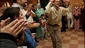 أغاني الكباريهات والرقص الخليع يقتحمان الأعراس
