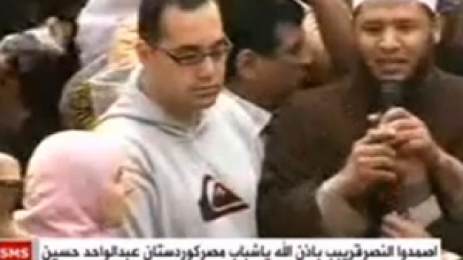 عقد قران شاب وشابة بميدان التحرير في مشهد فريد من نوعه ( فيديو )