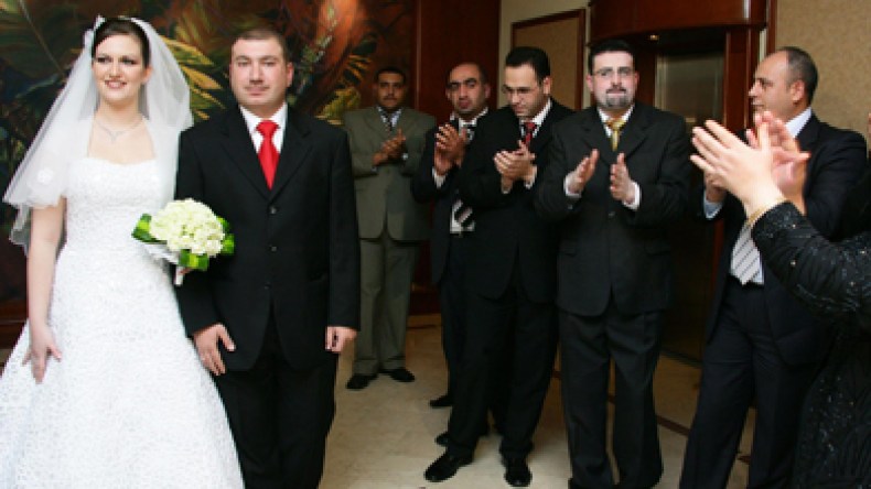 أعراس أثرياء الجزائر تغرق في البذخ والتبذير: فساتين بـ22 مليونا و100 كبش مشوي وليموزين آخر طراز