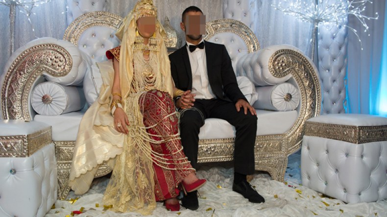 فتيات تخططن للزواج بالورقة والقلم