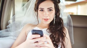 طلّق عروسته ليلة زفافها بسبب الجوال في غرفة الفندق!