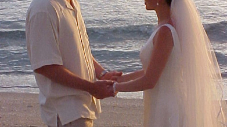 عرائس آخر زمن: يزفونهن لأزواجهن وهنّ حوامل ويقضين شهر العسل في عيادات التوليد !