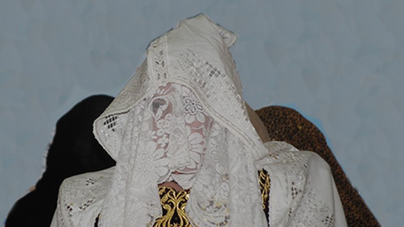 مهووسات بالعين والسحر يخفين مواعيد زفافهن عن صديقاتهن وأقاربهن