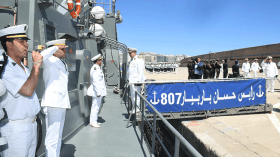 قائد القوات البحرية يفتش الغراب قاذف الصواريخ بالأميرالية