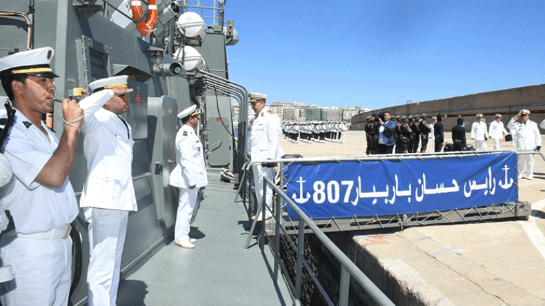 قائد القوات البحرية يفتش الغراب قاذف الصواريخ بالأميرالية