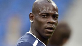 أنصار منتخب كرواتيا يرشقون “بالوتيلي” بالموز!