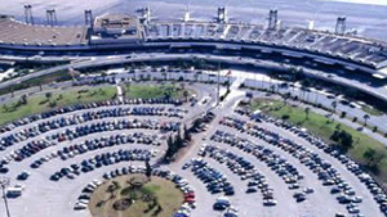 احتجاز 180 مسافر لمدة 15 ساعة داخل مطار الدار البيضاء بالمغرب