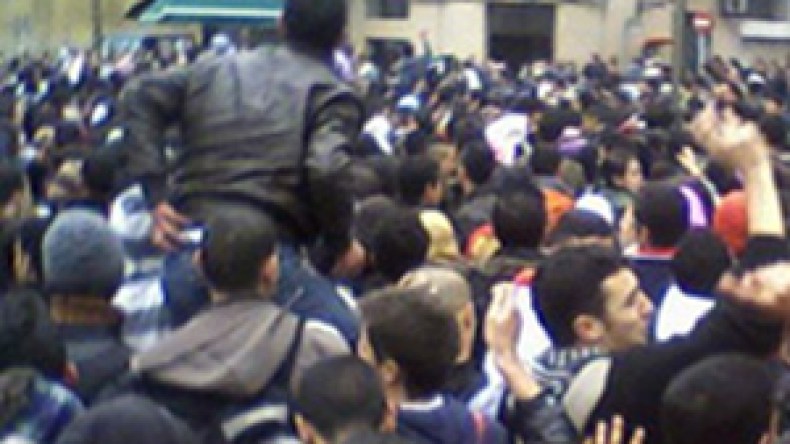 الشباب المغربي يثور ضد المخزن و حرق وتدمير لمقرات الأمن و الحكومة ( فيديو )