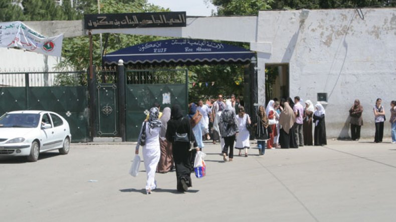 صراع الأفكار يشتعل بين الطالبات المنقّبات والمتحرّرات في عيد المرأة