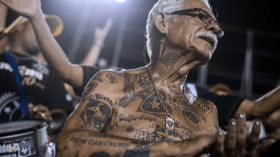 جنون الكرة يدفع بعجوز برازيلي لوشم كامل جسده