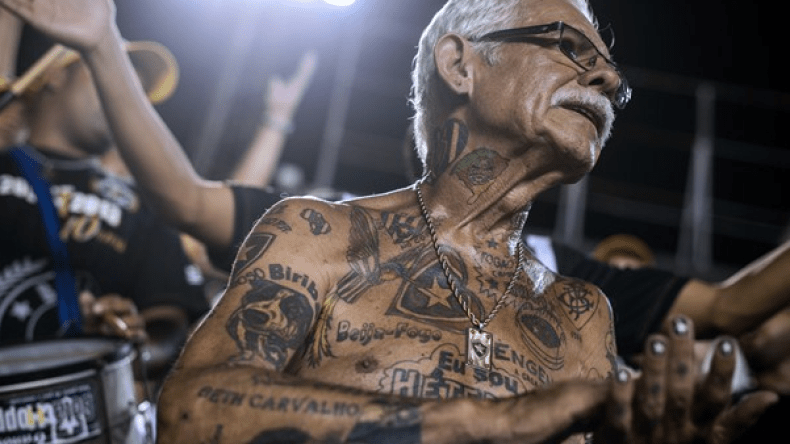 جنون الكرة يدفع بعجوز برازيلي لوشم كامل جسده