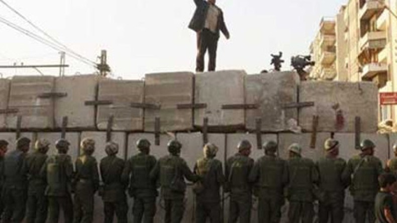 الحواجز الخرسانية والسواتر الرملية لصد هجوم من الأمن والبلطجية