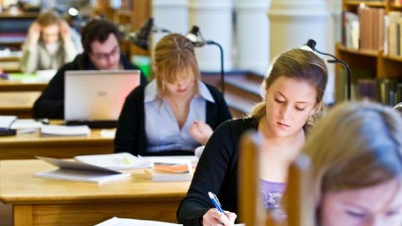 ثانوية نيوزيلندية تفرض على الطالبات ارتداء التنانير الطويلة