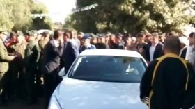 والي معسكر يستفز مواطنين ويدفعهم إلى غلق الطريق