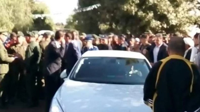 والي معسكر يستفز مواطنين ويدفعهم إلى غلق الطريق