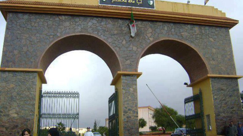 حجار يرفض فتح كلية للطب بجامعة معسكر