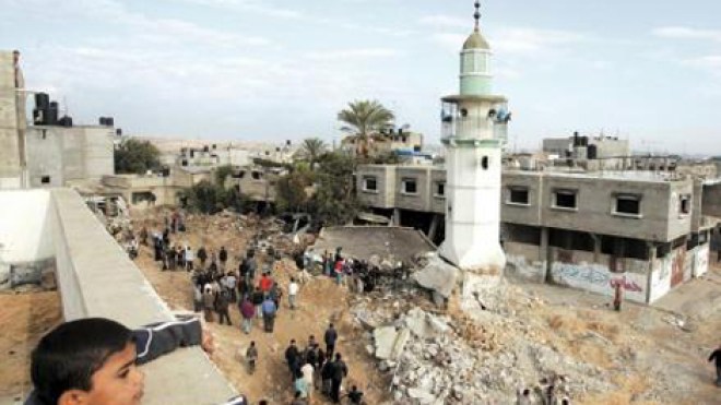 تضرر 34 مسجدا وأشلاء الموتى  تتطاير من القبور بغزة