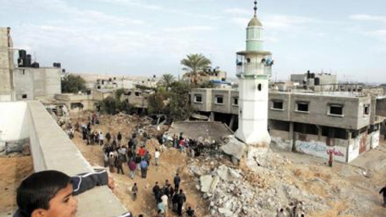 تضرر 34 مسجدا وأشلاء الموتى  تتطاير من القبور بغزة