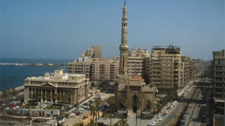 إخلاء أنصار مرسي المحاصرين بالقائد إبراهيم بسيارات الترحيلات