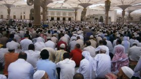 إمام المسجد النبوي يقطع خطبته لتنبيه المصلين إلى عدم الانشغال بالتصوير