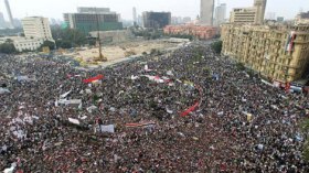مئات المصريين يتوافدون إلى ميدان التحرير دعماً للسيسي