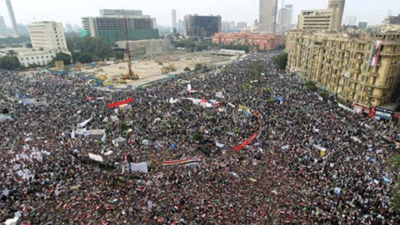 مئات المصريين يتوافدون إلى ميدان التحرير دعماً للسيسي