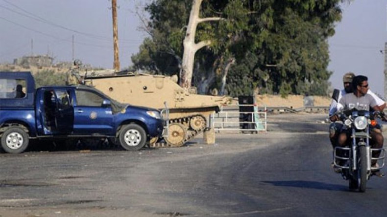 مصر: مقتل شرطيين وتفجير خط حديدي