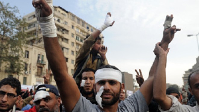 أنصار مبارك للشروق :ارحمنا يا إعلام لا ندافع على مبارك بل نطالب بمحاكمة عادلة له