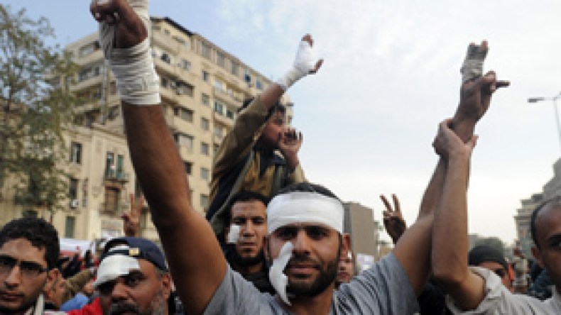 أنصار مبارك للشروق :ارحمنا يا إعلام لا ندافع على مبارك بل نطالب بمحاكمة عادلة له