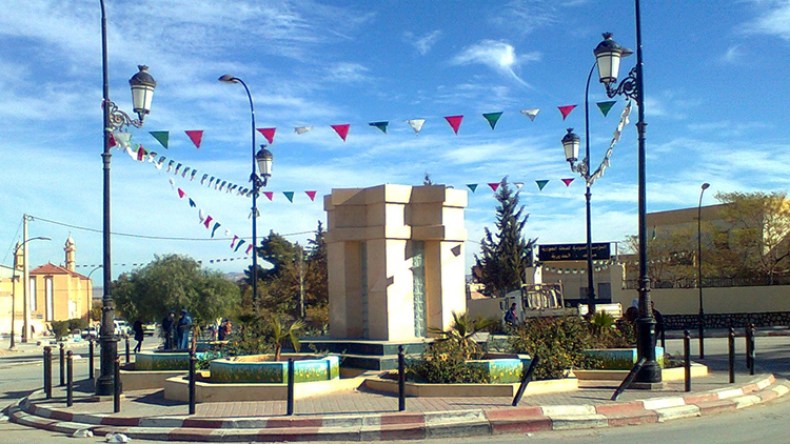 غاضبون يحتجون ببلدية مسعد ضد رئيس دائرة عين وسارة