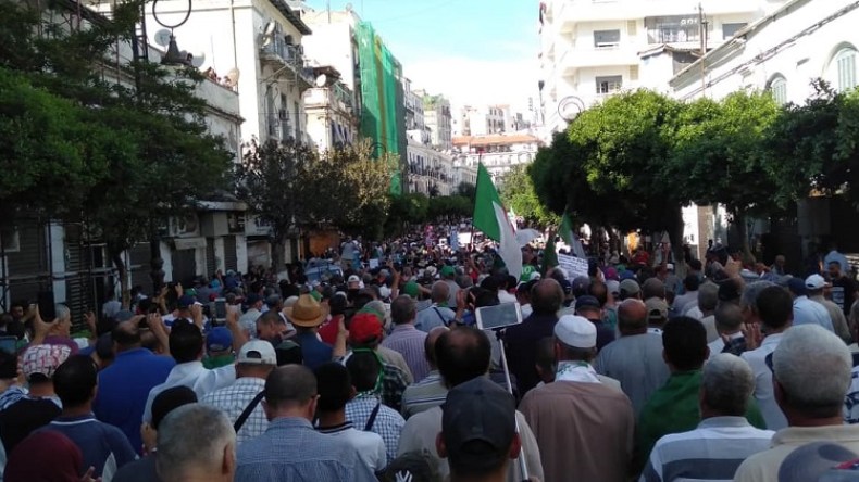 الحراك في الجزائر يدرك جمعته الـ35