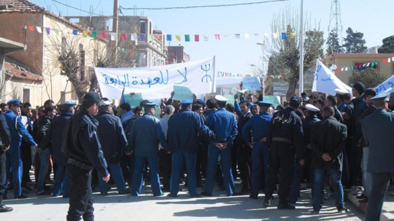 الآلاف في شوارع باتنة: “الشعب يريد تغيير النظام سلميا”