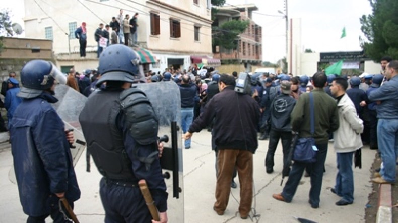 الطلبة‮ ‬يشلون‮ ‬الجامعات‮ ‬ويخرجون‮ ‬إلى‮ ‬الشارع‮ ‬