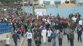 مئات الآلاف من الجزائريين يخرجون إلى الشارع في “جمعة غضب” لنصرة غزة