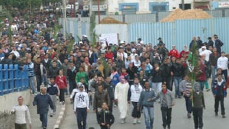 مئات الآلاف من الجزائريين يخرجون إلى الشارع في “جمعة غضب” لنصرة غزة