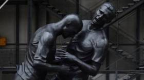 ماتيراتزي يأخذ صورة تذكارية أمام التمثال الذي يجسّد “نطحته”!؟