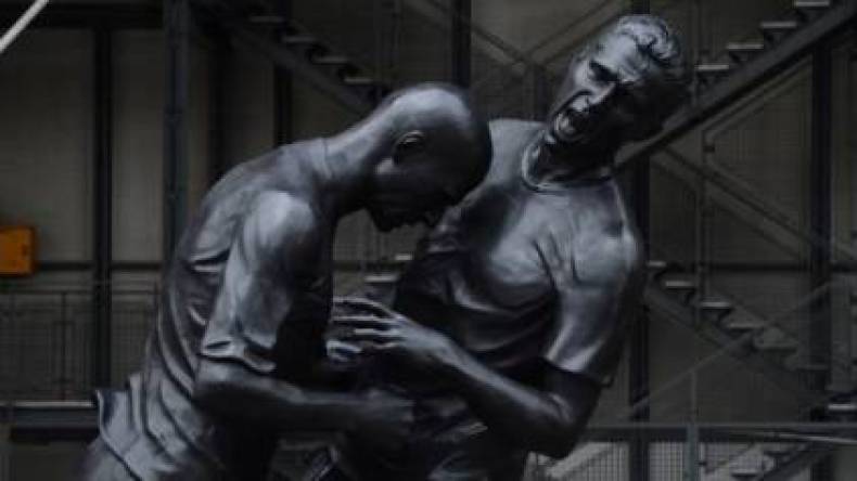 ماتيراتزي يأخذ صورة تذكارية أمام التمثال الذي يجسّد “نطحته”!؟