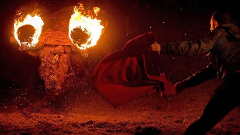 الإسبان يحرقون قرون الثيران في احتفالاتهم