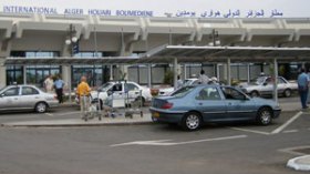 احتجاج مسافرين على تأخر الطائرة 11 ساعة