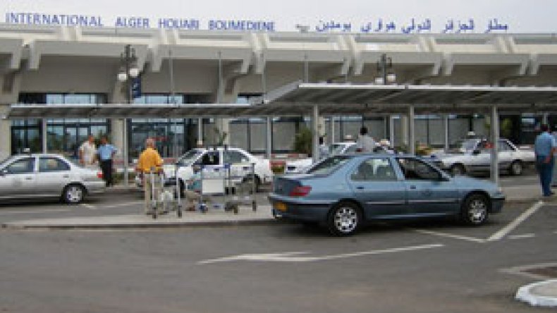 احتجاج مسافرين على تأخر الطائرة 11 ساعة