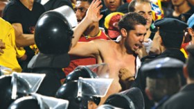 مدير ملعب القاهرة يصف الأنصار التونسيين بـ ” السكارى “