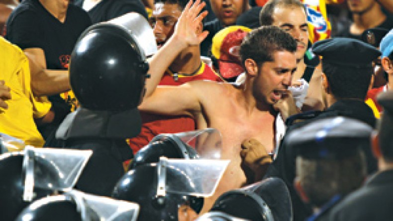 مدير ملعب القاهرة يصف الأنصار التونسيين بـ ” السكارى “
